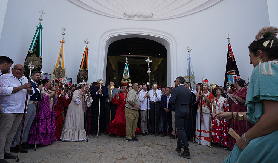 Juanma Moreno, presidente de la Junta de Andalucía, participa en acto de presentación de las hermandades ante la Virgen del Rocío. 