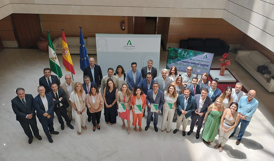 
			      La consejera de Empleo, Rocío Blanco, y el consejero de Industria, Jorge Paradela, en la foto de familia tras la rúbrica del protocolo.			    
			  
