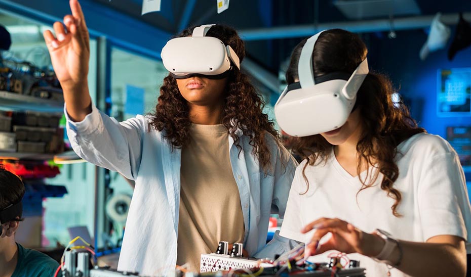 
			      Dos investigadoras en un proyecto de investigación de realidad virtual.			    
			  