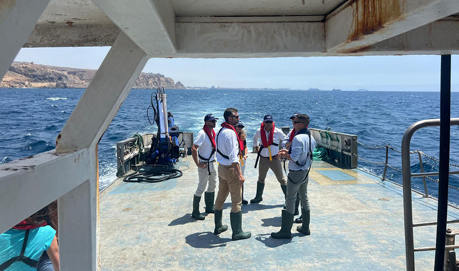 
			      Ramón Fernández-Pacheco visita las instalaciones de acuicultura marina de la empresa Cooke España.			    
			  