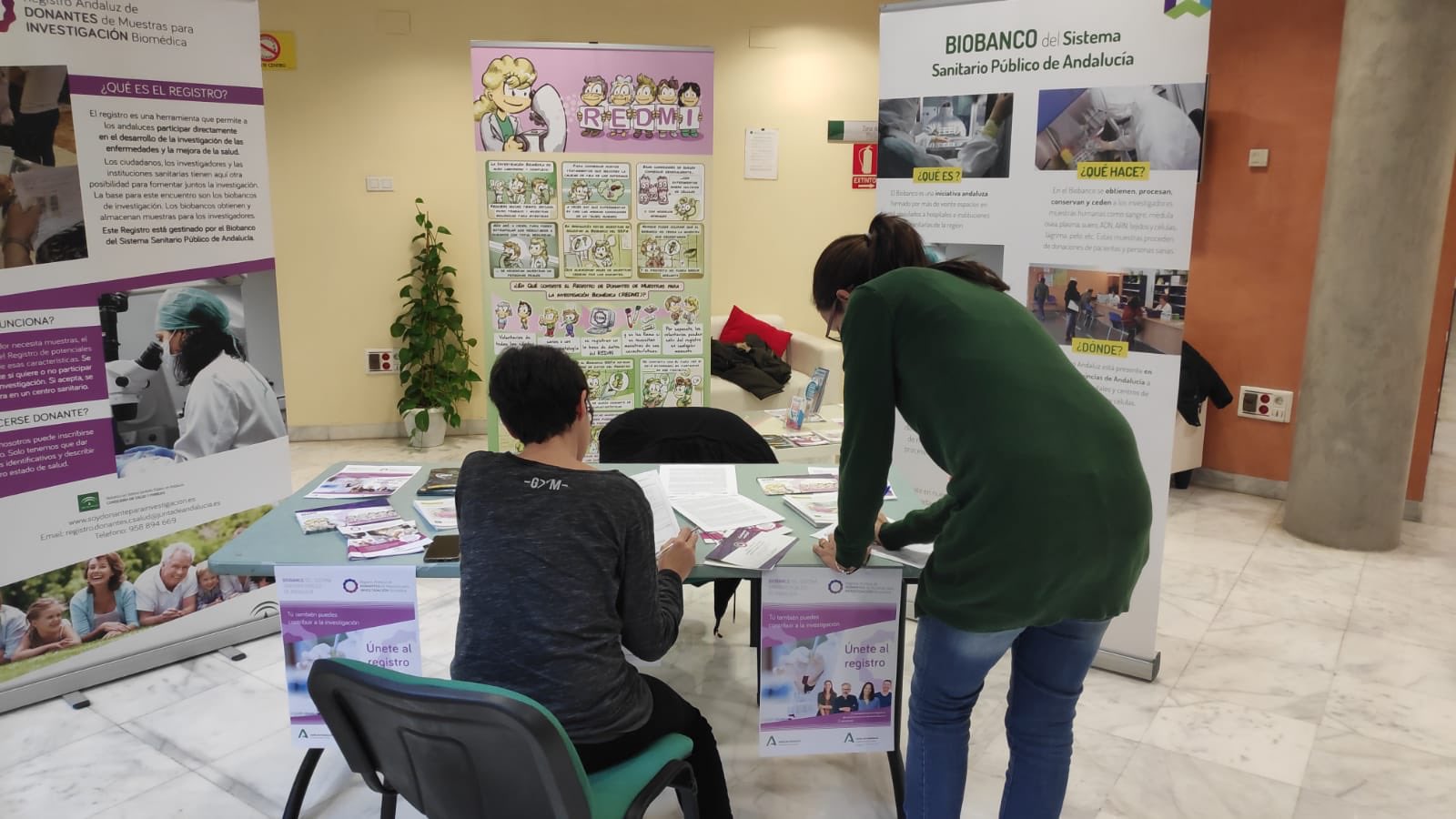 Donantes inscribiéndose en el registro