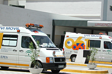 Ambulancias en la puerta de urgencias del hospital