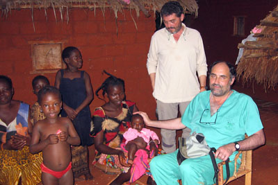 Los doctores Díaz y Gallego con algunas familias