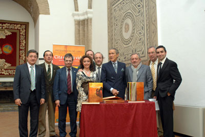 Antonio Gala y Rafael Matesanz junto al autor del libro, autoridades y otros representantes del hospital.