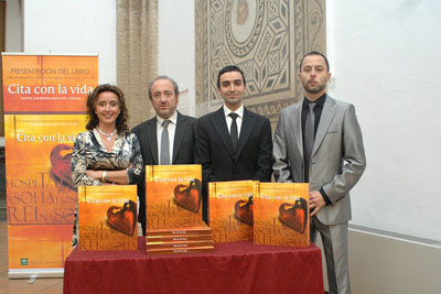 La delegada de Salud y el gerente del hospital junto al autor y diseñador del libro.