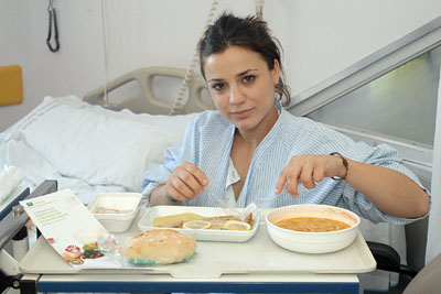 Una paciente degusta el menú del jueves. 