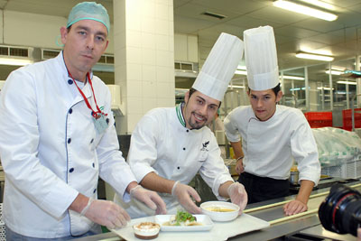 En la imagen, el jefe de cocina del Hotel AC Córdoba, con profesionales del hospital