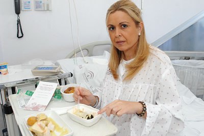 Una paciente degusta los platos del menú servido el martes. 
