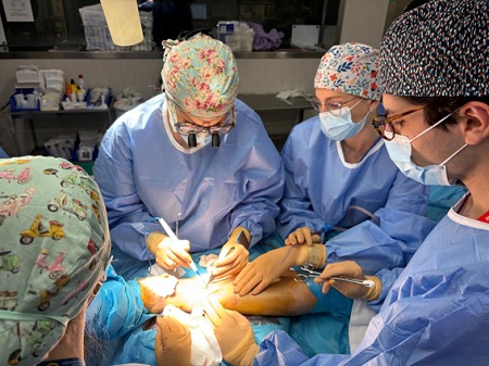 Profesionales de cirugía plástica en quirófano