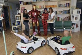 Iron Man, Lady Bug posan con los dos coches donados por la ONG Por la sonrisa de un niño