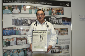 Juan Carlos Robles con su distintivo que le acredita como Embajador de la Medicina