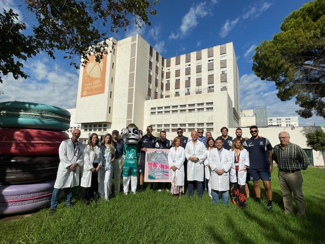 El equipo de balonmano Ángel Ximénez visita a los niños y niñas del Hospital Reina Sofía