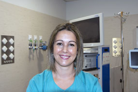 La neumóloga Mª Sol Arena de Larriva en la unidad de broncoscopia