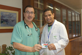 Juan Carlos Robles y Pablo Yunes posan con la tarjeta del donante