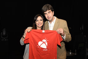 La cantante Merche posa con el coordinador de trasplantes José María Dueñas