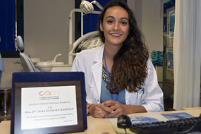 La especialista interno residente Alba Sanjuan es premiada por el Colegio de Médicos