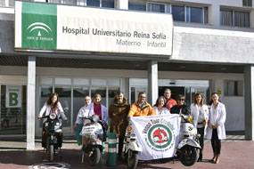 Profesionales del Hospital Reina Sofía y VespaTour posan en la puerta del Hospital Materno Infantil