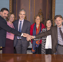 Los titulares de las consejerías implicadas en el acuerdo tras su firma en el Palacio de San Telmo, en Sevilla.