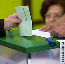 Los trabajadroes que acredicen su condición de presidente, vocal o interventor de mesa electoral tendrán derecho a un permiso retribuido de jornada completa si no dispone de día de descanso el 22 de marzo (Foto EFE).