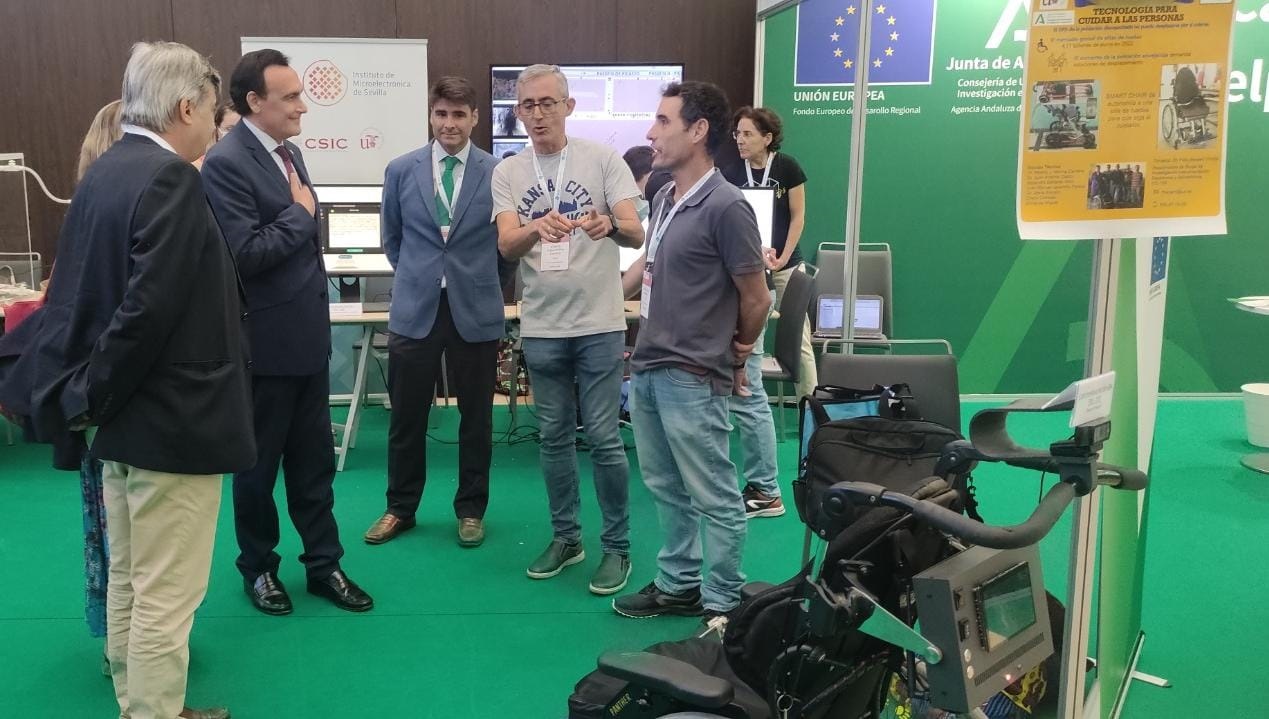 Villamandos se interesa por el prototipo de silla de ruedas inteligente de la Universidad de Sevilla destinada a mejorar la conducción