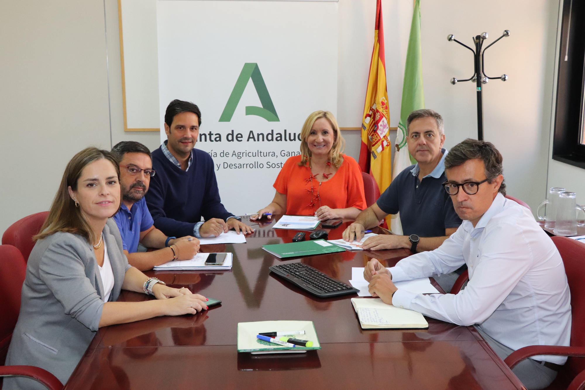 Consolación Vera junto a trabajadores de la Secretaría General ligados al sector ganadero