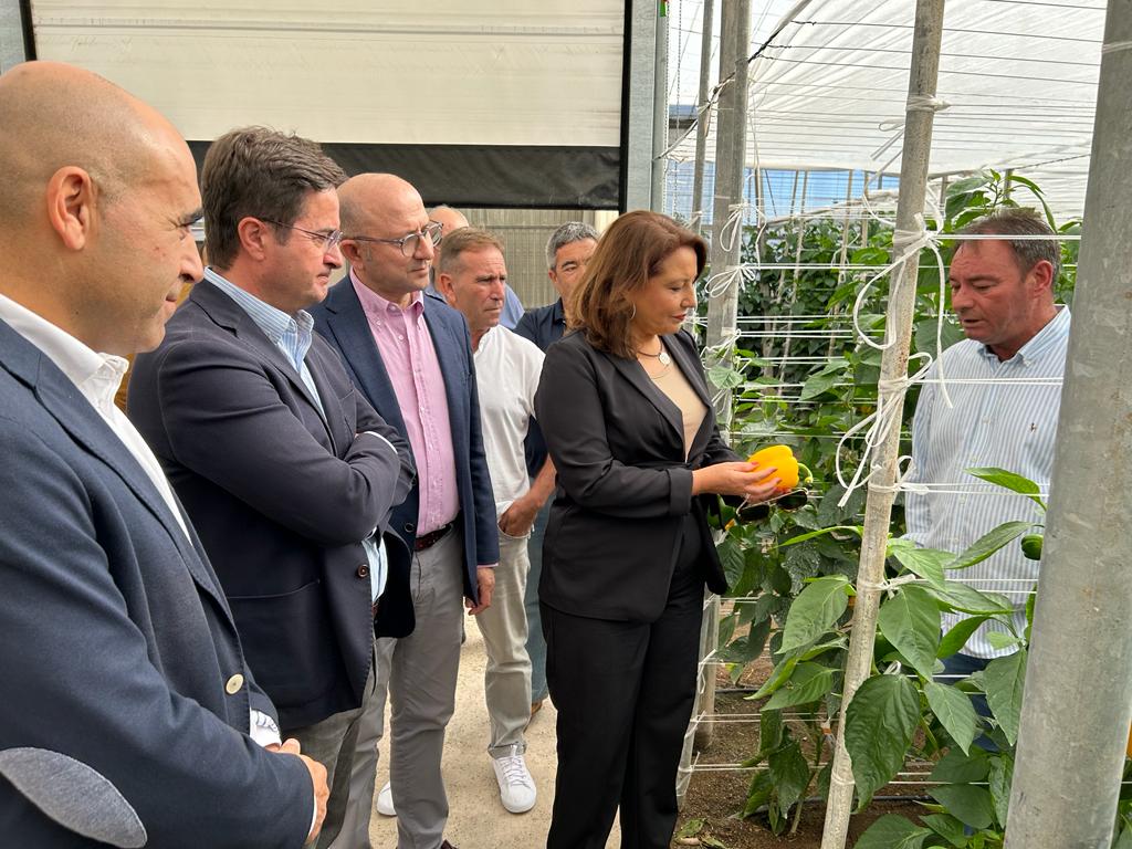 La consejera Carmen Crespo en la presentación de DemoFarm junto al alcalde de El Ejido (Almería), Francisco Góngora