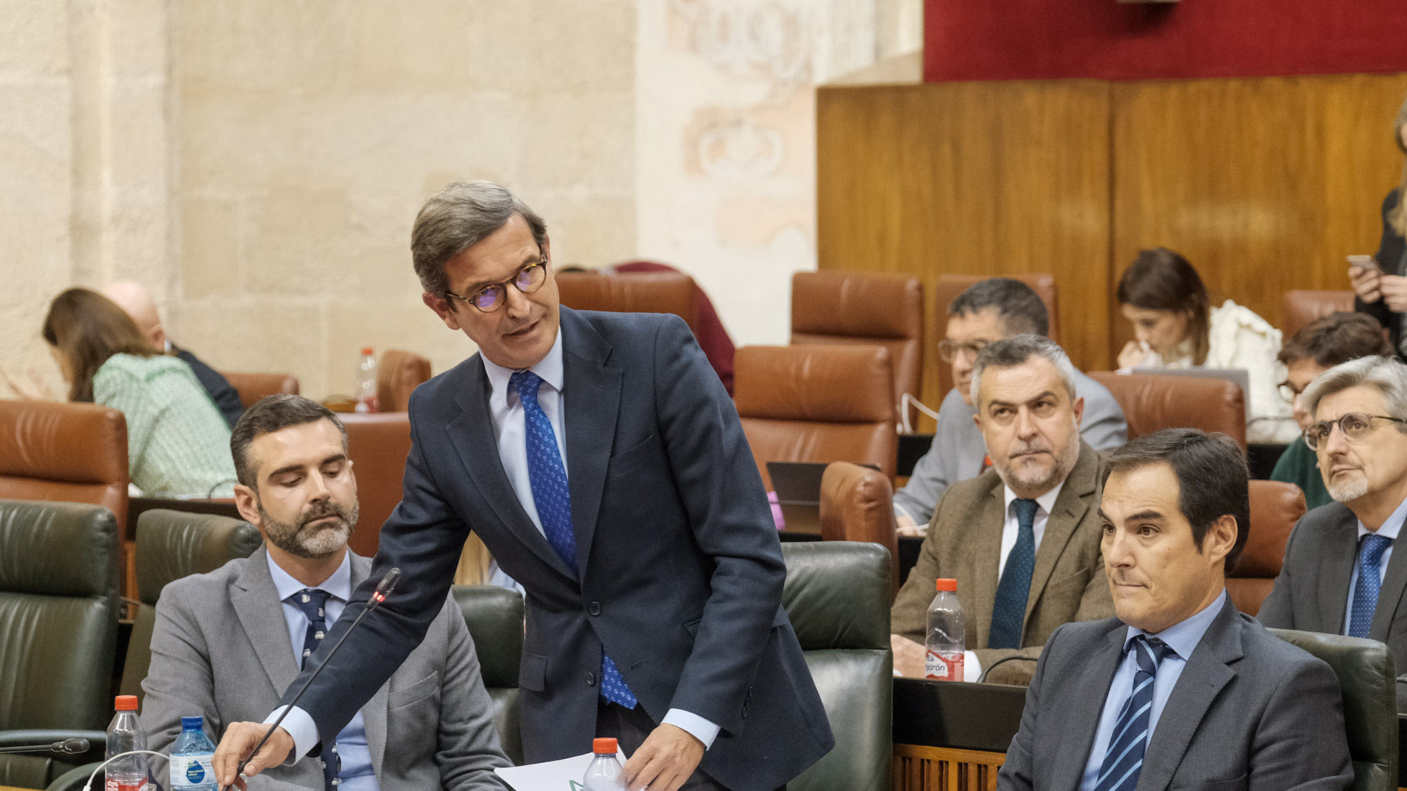 El consejero de Política Industrial y Energía, Jorge Paradela, en el pleno del Parlamento andaluz.