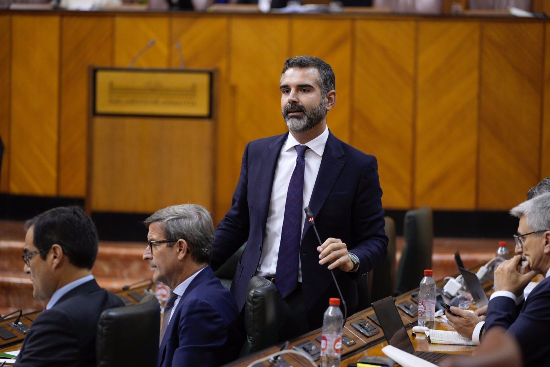 El consejero de Sostenibilidad, Ramón Fernández-Pacheco, en el Parlamento de Andalucía. 