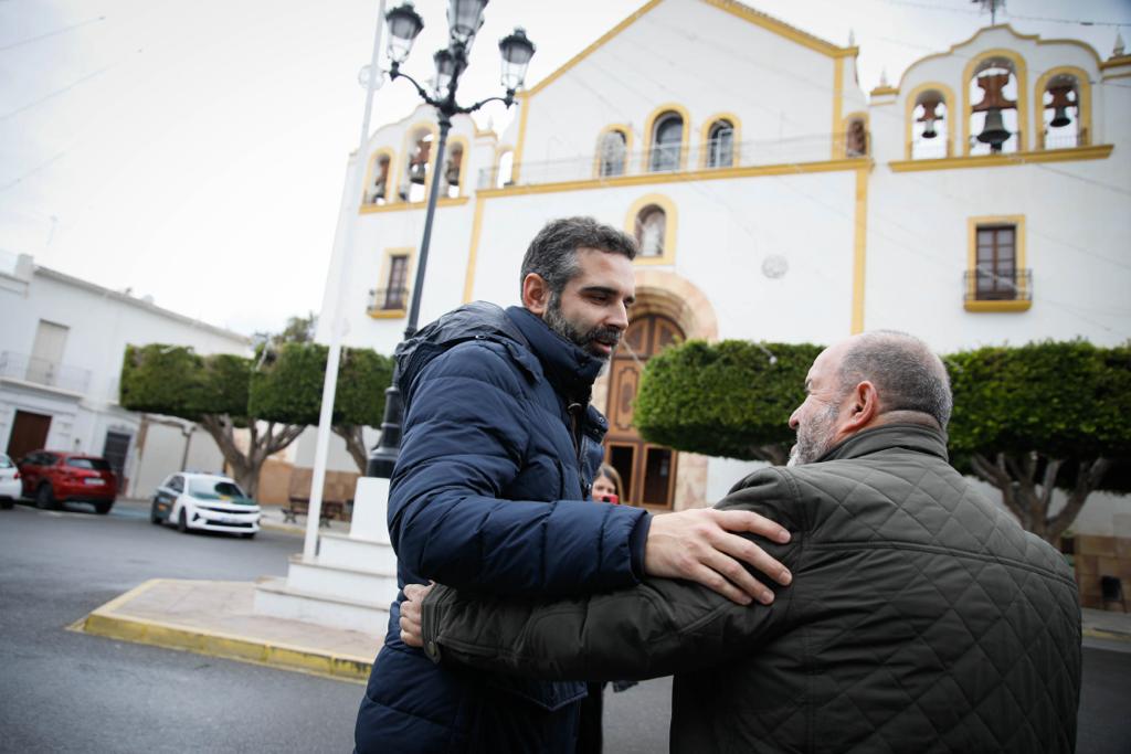 Fernández-Pacheco saluda al alcalde de Dalías, Francisco Lirola