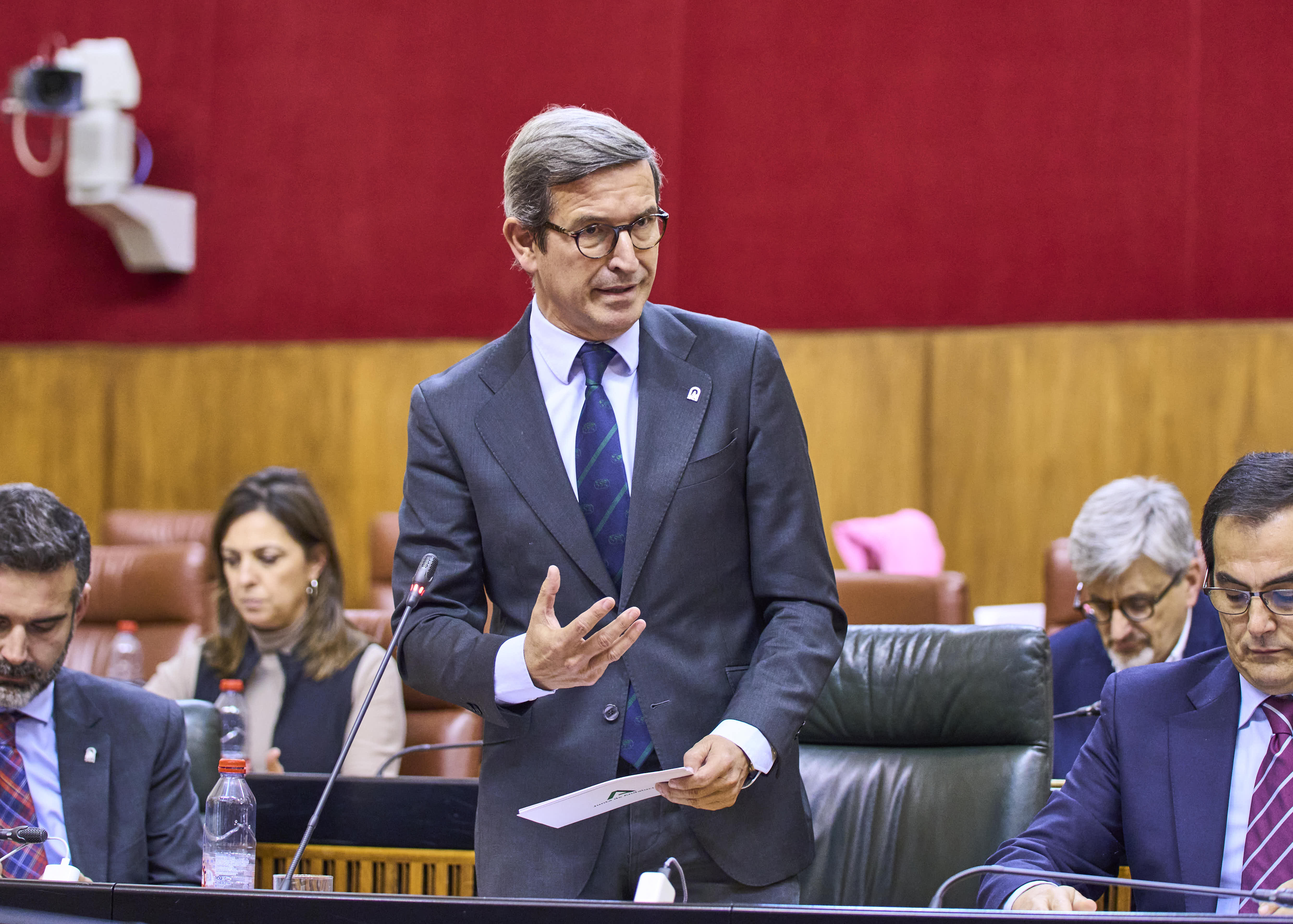 El consejero de Industria, Energía y Minas, Jorge Paradela, en el Pleno del Parlamento andaluz.