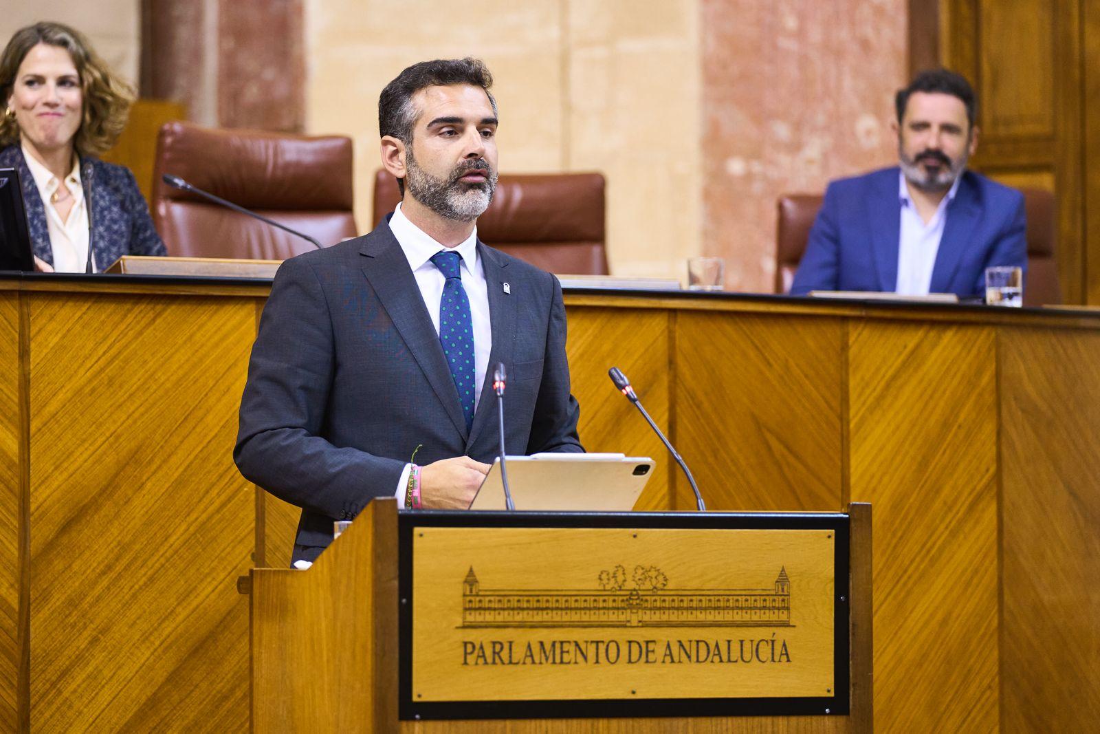 Ramón Fernández-Pacheco, en sesión plenaria en el Parlamento andaluz.
