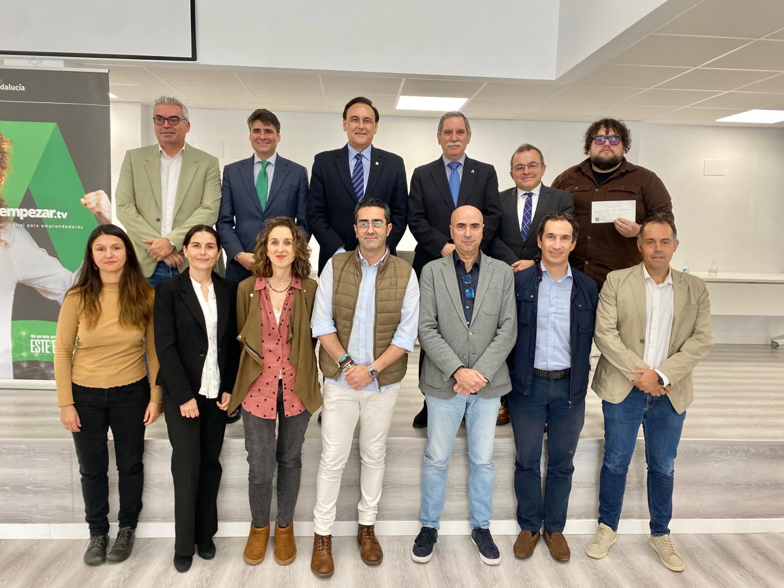 Villamandos posa con los nuevos emprendedores del CADE de Córdoba