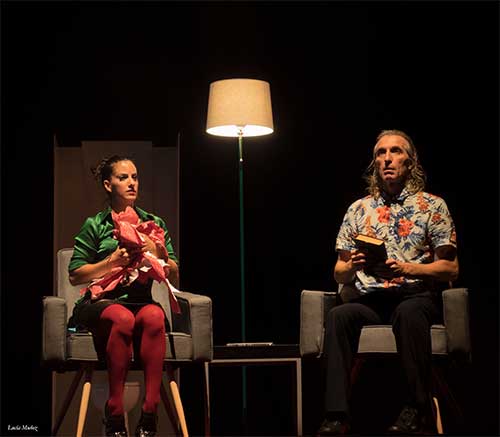 Una actriz y un actor en un escenario durante un espectáculo. Fotografía de Lucía Muñoz