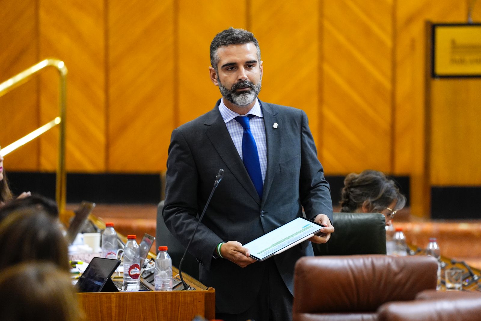 El consejero de Agricultura, Pesca, Agua y Desarrollo Rural, Ramón Fernández-Pacheco, en el Parlamento andaluz. 