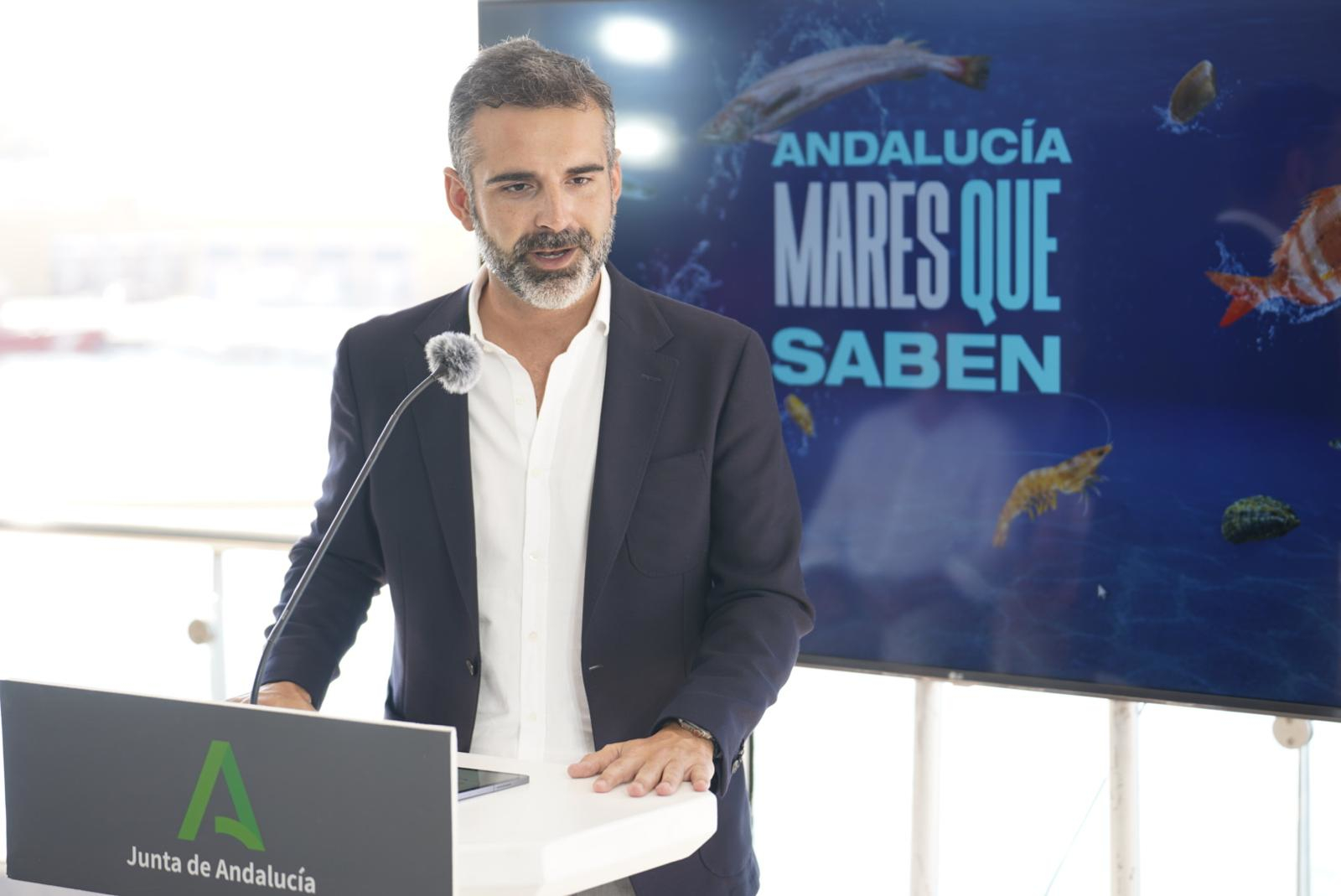 El consejero de Pesca en la presentación de la campaña 'Andalucía, Mares que Saben' en Almería