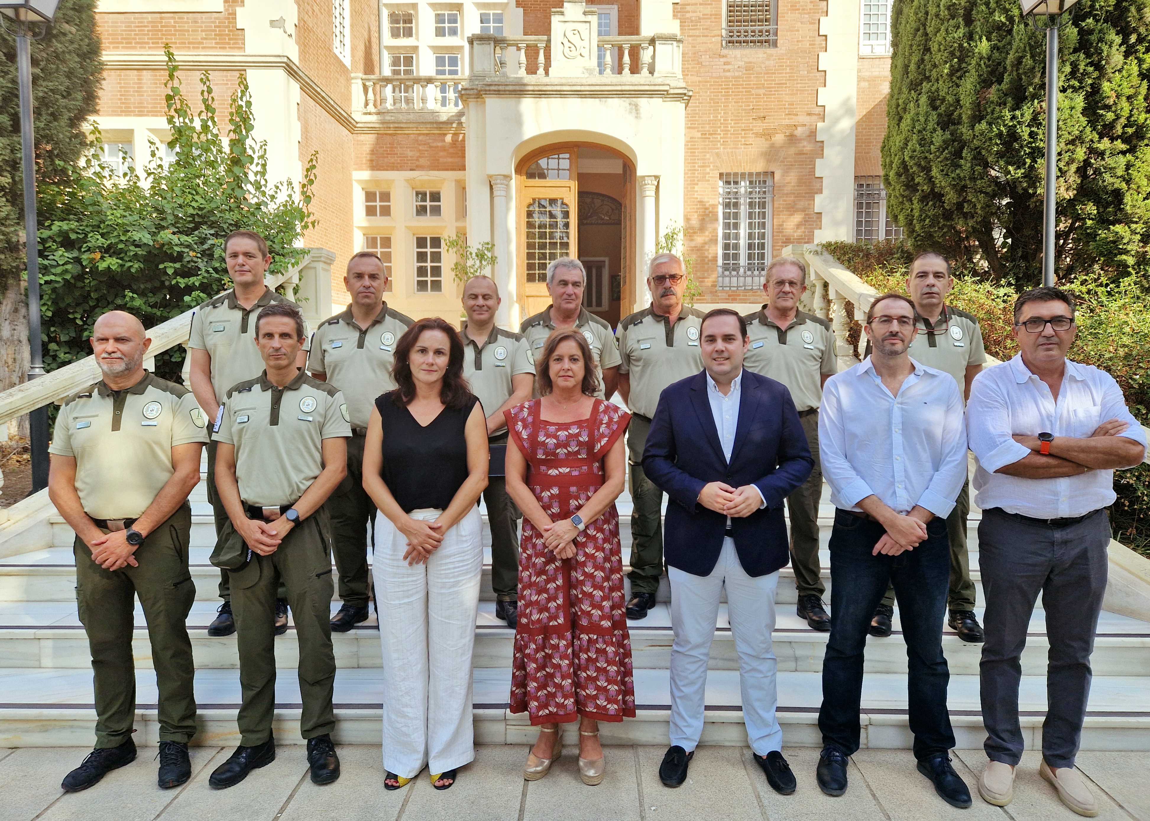 La consejera Catalina García con los Agentes de Medio Ambiente.