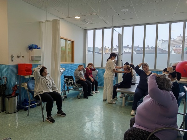 Profesionales sanitarios del Hospital de Alcaudete organizan un taller de fisioterapia