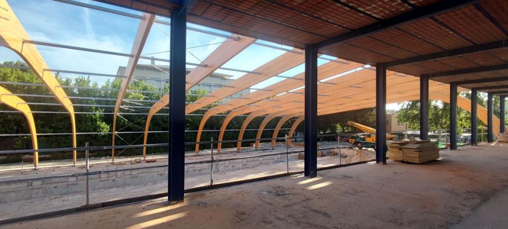 Colocación de las costillas de madera de la estructura de la piscina cubierta de Fuentenueva.