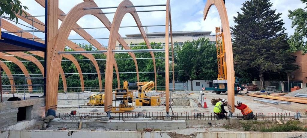 Colocación de las costillas de madera de la estructura de la piscina cubierta de Fuentenueva.